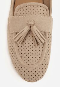 Born2be - Beżowe Mokasyny z Imitacji Zamszu z Ozdobną Perforacją i Frędzlami Yenone. Okazja: na co dzień, na spotkanie biznesowe, do pracy. Kolor: beżowy. Materiał: zamsz. Styl: casual, biznesowy, klasyczny #7