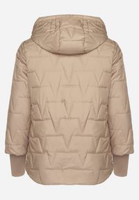Born2be - Beżowa Pikowana Kurtka o Prostym Kroju z Kapturem Tulorisa. Okazja: na co dzień, na spacer. Typ kołnierza: kaptur. Kolekcja: plus size. Kolor: beżowy. Materiał: jeans. Wzór: aplikacja. Styl: klasyczny, casual, elegancki