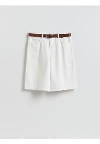 Reserved - Bawełniane szorty z paskiem - biały. Kolor: biały. Materiał: bawełna #1
