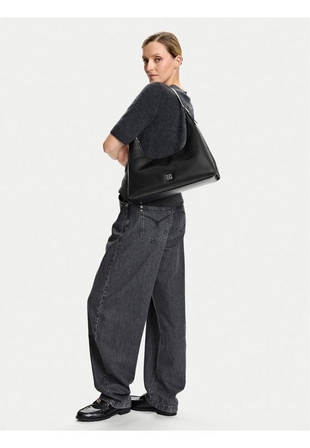 Calvin Klein Torebka Emblem Hw Lthr Shoulder Bag LV04F3262G Czarny. Kolor: czarny. Materiał: skórzane