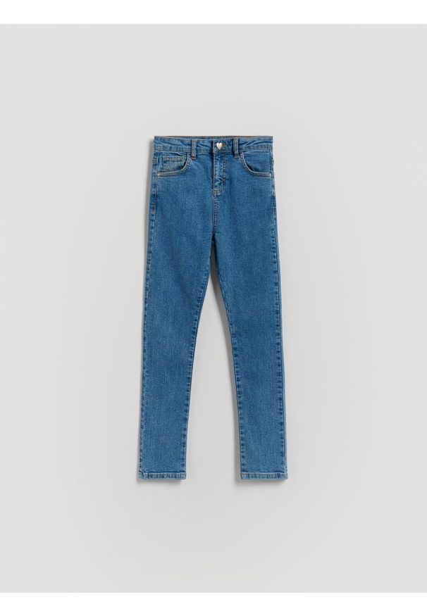 Reserved - Jeansy slim fit z guzikiem w serce - niebieski. Kolor: niebieski