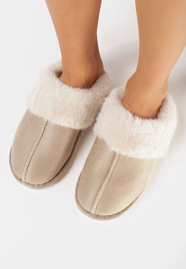 Born2be - Ciemnobeżowe Kapcie na Płaskiej Podeszwie z Ozdobnym Futerkiem Lunitta. Kolor: beżowy. Materiał: futro. Sezon: zima. Obcas: na płaskiej podeszwie
