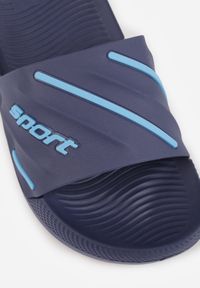 Born2be - Granatowe Klapki Basenowe na Grubej Podeszwie z Tłoczonymi Paskami i Napisem Menimisia. Okazja: na co dzień. Kolor: niebieski. Wzór: napisy. Sezon: lato. Styl: wakacyjny, casual, klasyczny, sportowy #3