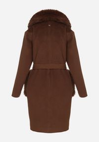 Born2be - Brązowy Płaszcz Wiązany w Talii z Futrzanym Kołnierzem i Kieszeniami Perrie. Okazja: na co dzień. Kolor: brązowy. Materiał: futro. Styl: elegancki, casual #3