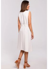 Sukienki.shop - Sukienka koszulowa na lato szmizjerka z paskiem ecru. Typ kołnierza: kolnierz wykładany. Materiał: materiał. Sezon: lato. Typ sukienki: szmizjerki, koszulowe. Długość: midi #2