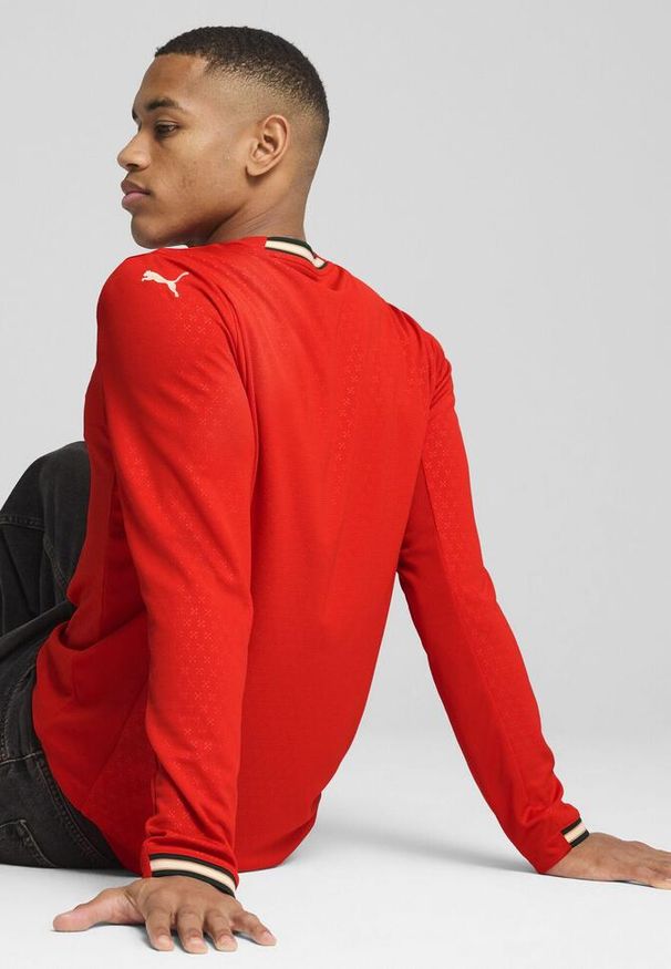 Puma - Męska koszulka domowa z długim rękawem Portugalia 2025 PUMA. Kolor: czerwony, wielokolorowy, beżowy. Długość rękawa: długi rękaw. Długość: długie