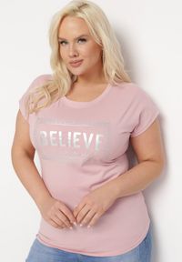 Born2be - Różowy Bawełniany T-shirt z Ozdobnym Napisem Dellphia. Okazja: na co dzień. Kolor: różowy. Materiał: bawełna. Wzór: napisy. Styl: casual, elegancki