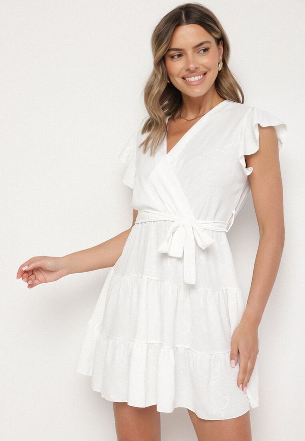 Born2be - Biała Kopertowa Sukienka Ozdobiona Falbanami i Paskiem Liliessa. Okazja: na co dzień. Typ kołnierza: dekolt w kształcie V. Kolor: biały. Wzór: aplikacja. Typ sukienki: kopertowe. Styl: casual, klasyczny, elegancki