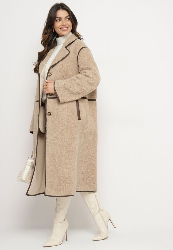 Born2be - Beżowy Jednorzędowy Płaszcz z Futerka Typu Baranek z Ozdobnymi Przeszyciami Zinnamira. Okazja: na co dzień. Kolor: beżowy. Materiał: futro. Długość rękawa: długi rękaw. Długość: długie. Styl: wizytowy, klasyczny, casual, elegancki