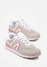 Renee - Ciemnobeżowe Sneakersy Ozdobione Geometrycznym Motywem Rilenessa. Okazja: na co dzień. Kolor: beżowy. Materiał: jeans. Wzór: aplikacja, geometria #3