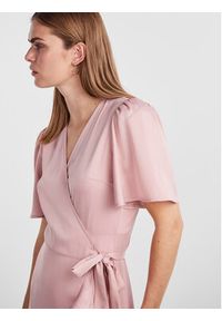 YAS Sukienka koktajlowa Thea 26028890 Różowy Standard Fit. Kolor: różowy. Materiał: syntetyk. Styl: wizytowy