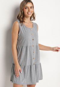 Born2be - Szara Sukienka o Rozkloszowanym Kroju na Szerokich Ramiączkach z Guzikami Saniella. Okazja: na co dzień. Kolor: szary. Długość rękawa: na ramiączkach. Typ sukienki: rozkloszowane. Styl: klasyczny, casual, elegancki #5