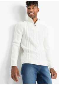 bonprix - Sweter z wysokim kołnierzem zapinanym na zamek z grubej dzianiny, we wzór w warkocze. Typ kołnierza: kołnierzyk stójkowy. Kolor: biały. Materiał: dzianina, skóra #1