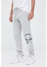 Calvin Klein Jeans spodnie męskie kolor szary z nadrukiem. Kolor: szary. Materiał: dzianina. Wzór: nadruk