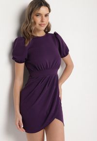 Born2be - Fioletowa Dopasowana Sukienka Ozdobiona Marszczeniem Iffovia. Okazja: na imprezę. Kolor: fioletowy. Wzór: aplikacja. Styl: elegancki, klasyczny #1