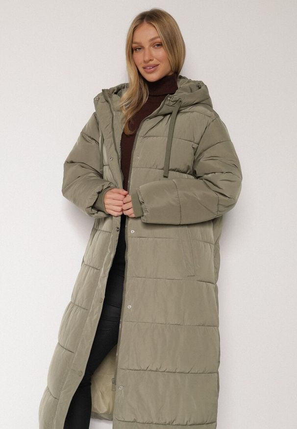 Born2be - Zielona Zimowa Kurtka Pikowana o Długim Kroju z Kapturem i Bocznymi Suwakami Mevorria. Okazja: na spacer. Typ kołnierza: kaptur. Kolekcja: plus size. Kolor: zielony. Materiał: dzianina, jeans. Długość: długie. Sezon: zima