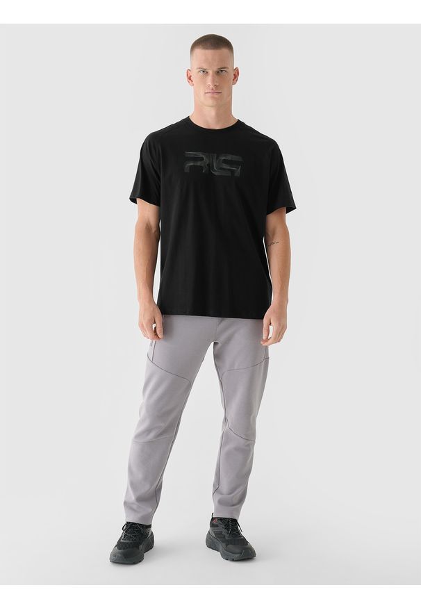 4f - 4F T-shirt oversize męski 4F x Robert Lewandowski - czarny XXL. Kolor: czarny. Materiał: bawełna, jersey, dzianina. Długość rękawa: krótki rękaw. Długość: krótkie. Wzór: gładki, nadruk, ze splotem. Styl: klasyczny