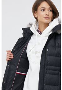 TOMMY HILFIGER - Tommy Hilfiger kurtka puchowa damska kolor czarny zimowa. Okazja: na co dzień. Kolor: czarny. Materiał: puch. Sezon: zima. Styl: casual #3