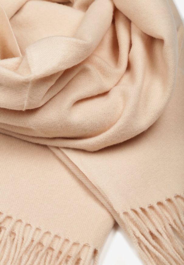 Born2be - Jasnobeżowy Szalik z Tkaniny Wykończony Frędzlami Teofilla. Kolor: beżowy. Materiał: tkanina. Styl: klasyczny