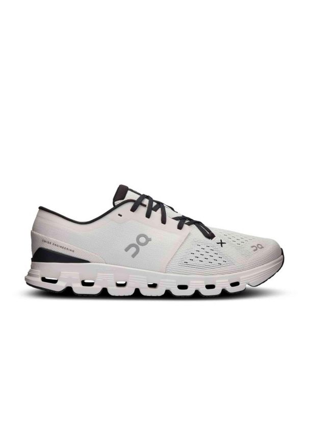 Buty do biegania Mężczyzna On Running Cloud X 4 biały. Kolor: biały. Materiał: guma, syntetyk, tkanina, materiał. Sport: bieganie