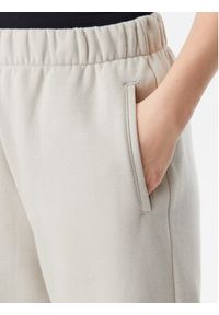 GAP - Gap Spodnie dresowe 765568-03 Beżowy Relaxed Fit. Kolor: beżowy. Materiał: bawełna #2