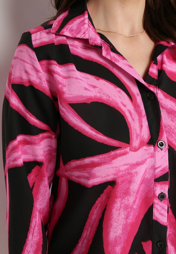 Born2be - Fuksjowo-Czarna Koszula Ozdobiona Akwarelowym Wzorem Muirella. Okazja: na co dzień. Kolor: różowy. Wzór: aplikacja. Styl: casual