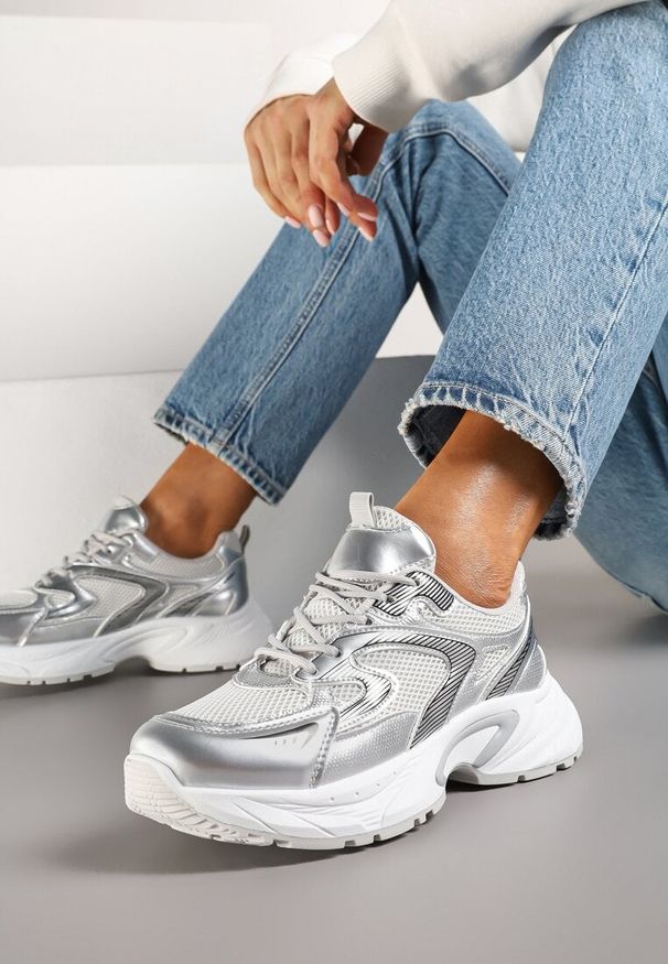 Renee - Srebrne Sneakersy Ozdobione Geometrycznym Wzorem Lealiriel. Okazja: na co dzień. Nosek buta: okrągły. Kolor: srebrny. Materiał: jeans. Wzór: aplikacja, geometria. Obcas: na płaskiej podeszwie