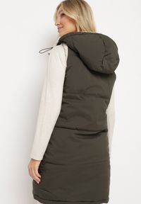 Born2be - Ciemnozielona Pikowana Kamizelka Dwustronna z Futerkiem Typu Baranek i Kapturem Lertiala. Okazja: na co dzień. Kolor: zielony. Materiał: futro. Wzór: aplikacja. Styl: casual, elegancki, klasyczny #3