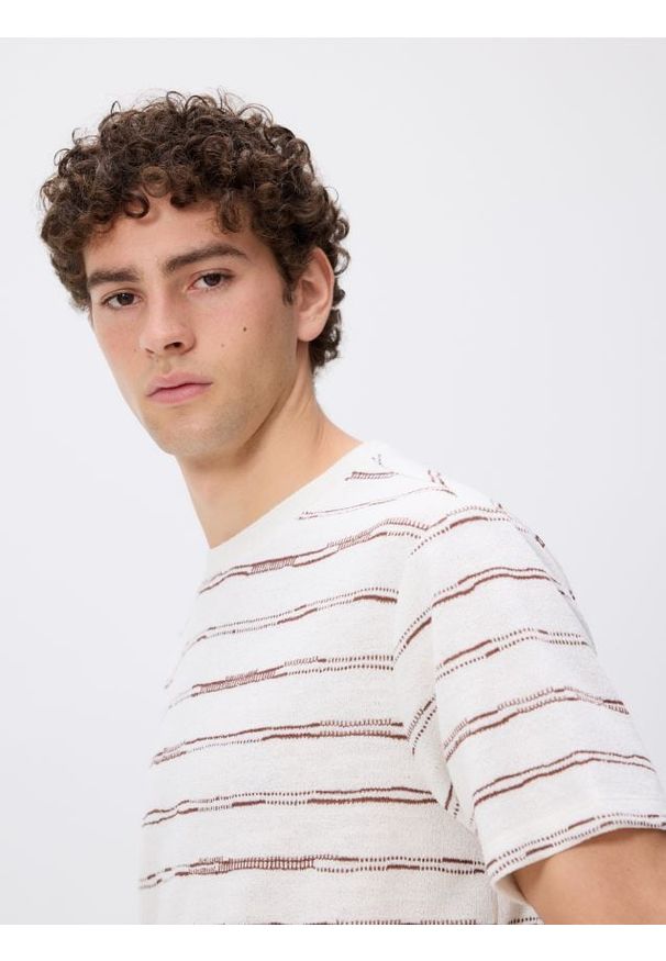 Reserved - T-shirt comfort w paski - złamana biel. Materiał: bawełna, dzianina. Wzór: paski