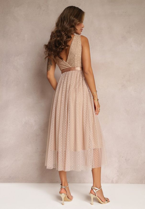 Renee - Ciemnobeżowa Tiulowa Sukienka Rozkloszowana z Koronką Phyvana. Okazja: na wesele, na imprezę, na ślub cywilny. Typ kołnierza: dekolt w serek. Kolor: beżowy. Materiał: tiul, koronka. Wzór: koronka. Styl: elegancki