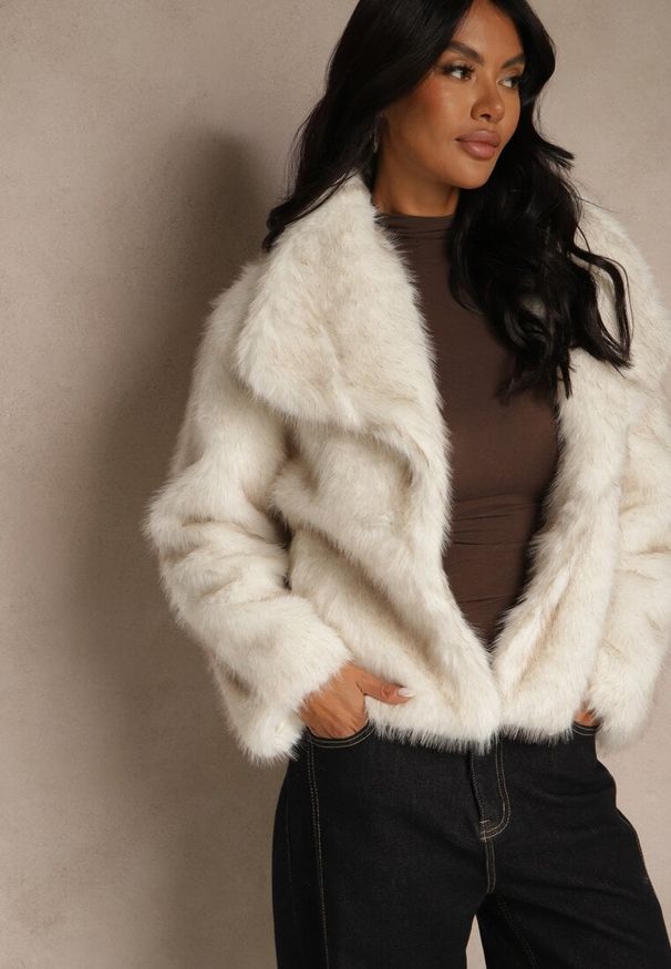 Renee - Beżowa Kurtka Futrzana Ozdobiona Kołnierzem Avelire. Okazja: na co dzień. Kolor: beżowy. Materiał: futro. Wzór: aplikacja. Sezon: zima. Styl: casual, elegancki