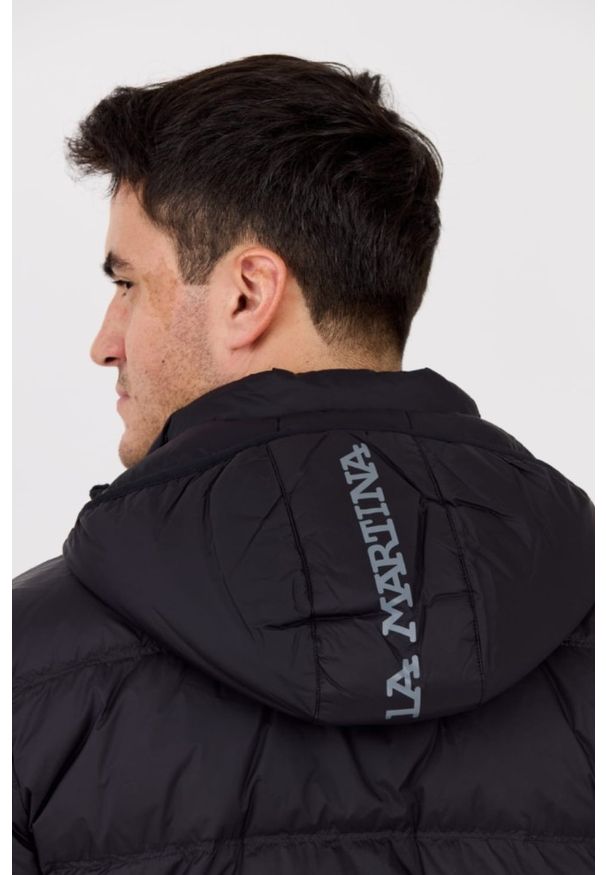 La Martina - LA MARTINA MAN Czarna pikowana męska kurtka Outerwear Basic Nylon, Rozmiar M. Kolor: czarny. Materiał: nylon. Długość rękawa: długi rękaw. Długość: długie. Styl: elegancki