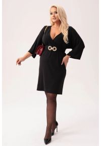 Moda Size Plus Iwanek - Czarna wiskozowa sukienka Ivette z kopertowym dekoltem PLUS SIZE XXL. Okazja: do pracy, na randkę. Typ kołnierza: dekolt kopertowy. Kolekcja: plus size. Kolor: czarny. Materiał: wiskoza. Typ sukienki: kopertowe, dla puszystych. Styl: klasyczny, elegancki