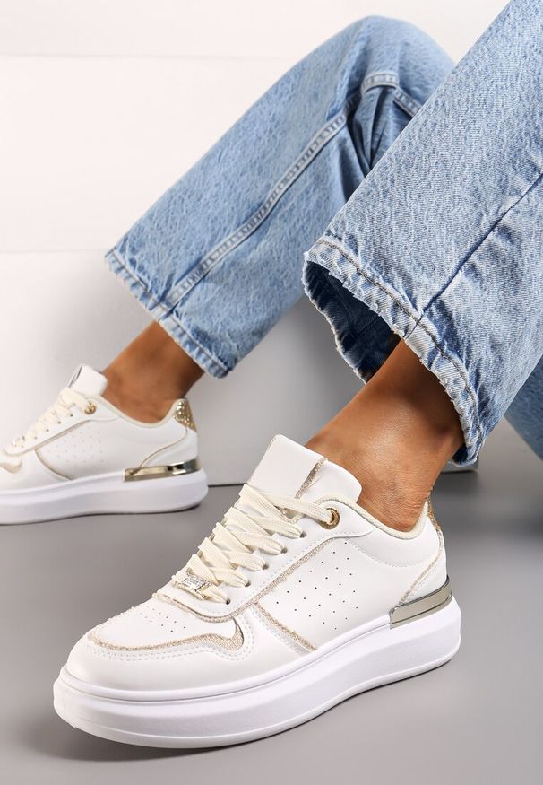 Renee - Beżowo-Białe Sneakersy na Platformie Ozdobione Brokatem i Metaliczną Wstawką Mexia. Kolor: beżowy. Wzór: aplikacja. Obcas: na platformie