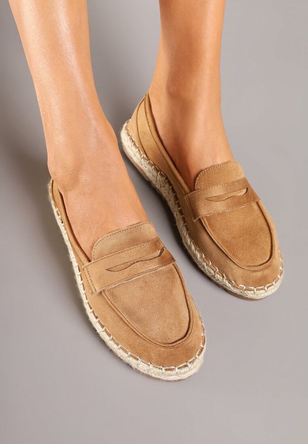 Born2be - Brązowe Espadryle z Ozdobnym Paskiem i Plecionką Terlivin. Okazja: na co dzień, na spotkanie biznesowe. Zapięcie: pasek. Kolor: brązowy. Materiał: len. Sezon: lato, wiosna. Styl: biznesowy, klasyczny, elegancki, casual