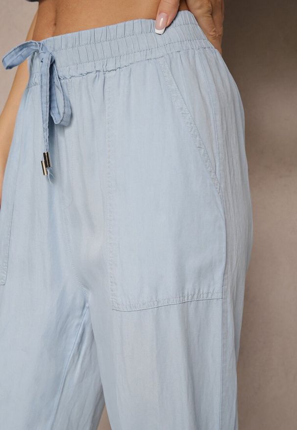 Renee - Jasnoniebieskie Spodnie z Bawełną High Waist Ozdobione Wiązaniem Calwia. Okazja: na co dzień. Stan: podwyższony. Kolor: niebieski. Materiał: bawełna. Wzór: aplikacja. Sezon: lato, wiosna. Styl: elegancki, casual