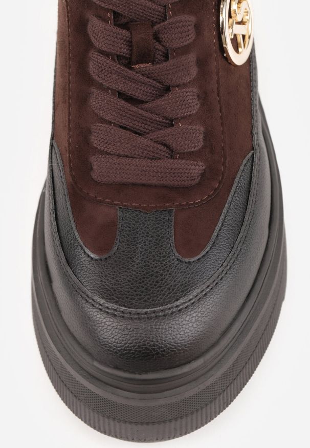 Born2be - Brązowe Sneakersy Vices na Platformie Zdobione Okrągłą Aplikacją Wodvire. Okazja: na co dzień, na spacer. Nosek buta: okrągły. Kolor: brązowy. Materiał: jeans. Szerokość cholewki: normalna. Wzór: aplikacja. Obcas: na platformie. Sport: turystyka piesza