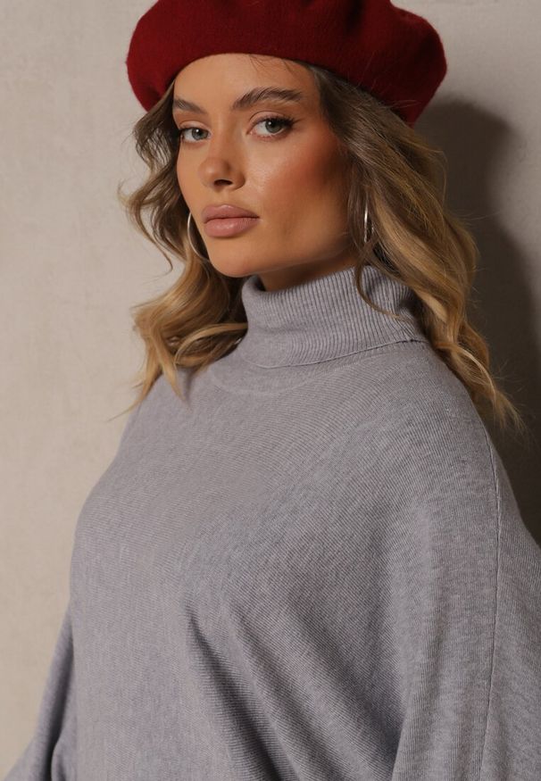 Renee - Szary Golf z Wiskozą o Kroju Nietoperza Ozdobiony Ściągaczami Melleti. Okazja: na co dzień. Typ kołnierza: golf. Kolor: szary. Materiał: wiskoza. Długość rękawa: długi rękaw. Długość: długie. Wzór: aplikacja. Styl: casual, elegancki