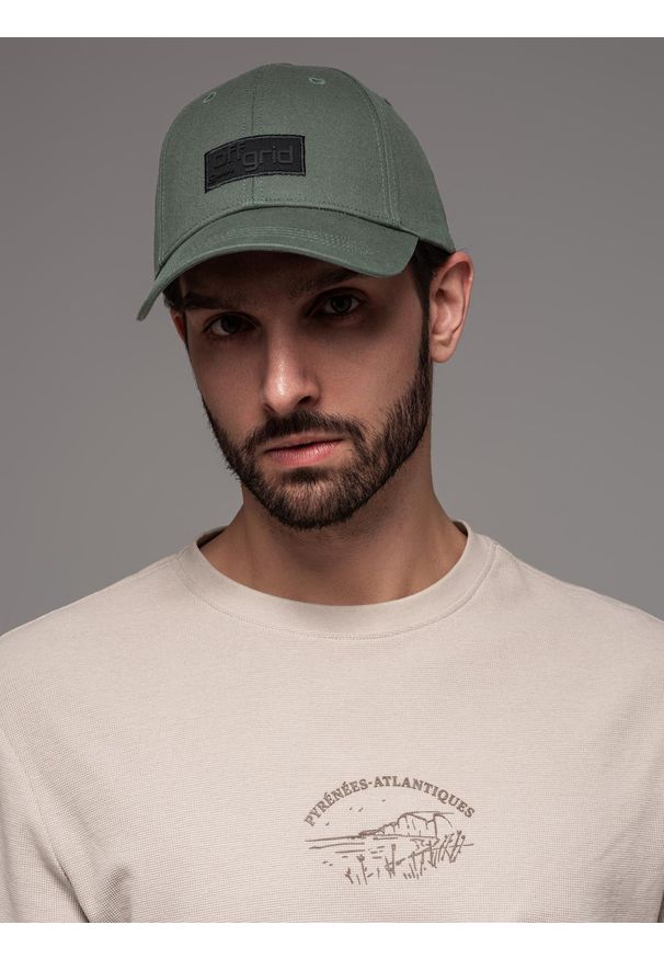 Ombre Clothing - Męska czapka bejsbolówka z daszkiem oraz prostokątną naszywką – khaki V6. Kolor: brązowy. Materiał: bawełna. Wzór: aplikacja. Styl: klasyczny, sportowy, casual, elegancki