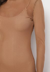 Born2be - Brązowa Sukienka Siateczkowa w Prążki z Wiskozą Niniria. Okazja: na co dzień. Kolor: brązowy. Materiał: wiskoza. Długość rękawa: na ramiączkach. Wzór: prążki. Typ sukienki: proste. Styl: casual, elegancki #2