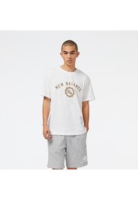 Koszulka męska New Balance MT31904WT – biała. Kolor: biały. Materiał: bawełna, poliester, materiał. Wzór: napisy