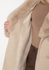 Born2be - Beżowy Elegancki Płaszcz o Dwurzędowym Kroju z Futerkiem Landrie. Okazja: na co dzień. Kolor: beżowy. Materiał: futro. Styl: elegancki #3