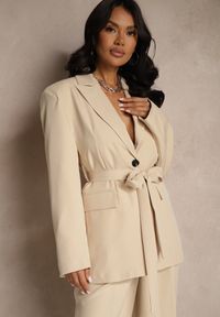 Renee - Beżowa Marynarka Oversize z Usztywnioną Linią Ramion i Paskiem Diolisa. Okazja: na co dzień, na spotkanie biznesowe. Kolor: beżowy. Materiał: jeans. Styl: elegancki, biznesowy, casual
