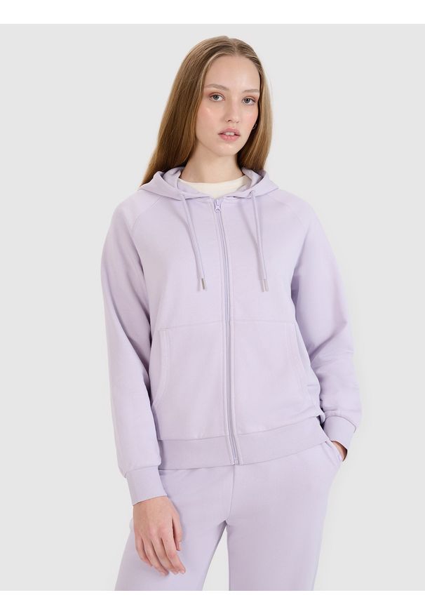 4f - 4F Bluza dresowa rozpinana z kapturem damska - fioletowa M. Okazja: na co dzień. Typ kołnierza: kaptur. Kolor: fioletowy. Materiał: dresówka. Długość rękawa: raglanowy rękaw. Wzór: gładki, ze splotem. Styl: sportowy, casual