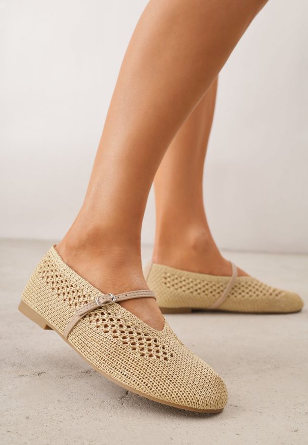 Born2be - Ciemnobeżowe Balerinki VICES z Plecioną Cholewką i Paskiem z Klamerką Nesaphise. Okazja: na co dzień. Zapięcie: pasek. Kolor: beżowy. Materiał: jeans, len. Szerokość cholewki: normalna. Styl: boho, wakacyjny, casual, klasyczny