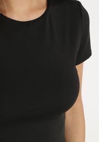 Born2be - Czarny T-shirt Krótki z Wiskozą Eframera. Okazja: na co dzień. Kolor: czarny. Materiał: wiskoza. Długość: krótkie. Styl: klasyczny, elegancki, casual #7