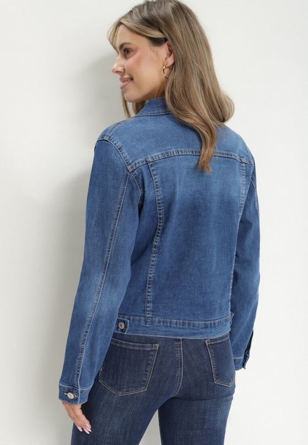 Born2be - Granatowa Jeansowa Kurtka z Przetarciami i Kieszeniami z Klapami Hazelle. Okazja: na co dzień. Kolor: niebieski. Materiał: jeans. Długość rękawa: długi rękaw. Długość: długie. Styl: klasyczny, casual