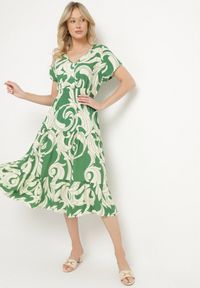 Born2be - Zielona Sukienka z Bawełny Ozdobiona Guzikami i Geometrycznym Wzorem Talissea. Okazja: na co dzień. Typ kołnierza: dekolt w kształcie V. Kolor: zielony. Materiał: bawełna. Wzór: geometria, aplikacja. Sezon: lato. Styl: casual #5