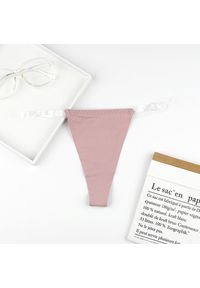 Intica - Stringi z przezroczystymi paskami i eleganckim detalem Iva. Kolor: beżowy. Materiał: materiał. Wzór: paski