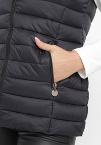 Born2be - Czarna Pikowana Kamizelka z Kieszeniami na Suwaki i Kapturem Lunevc. Kolor: czarny #5